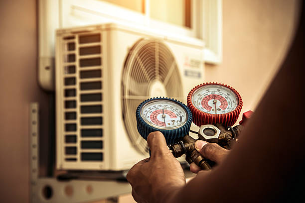 Professional Hvac technician working in Lynwood, CA
